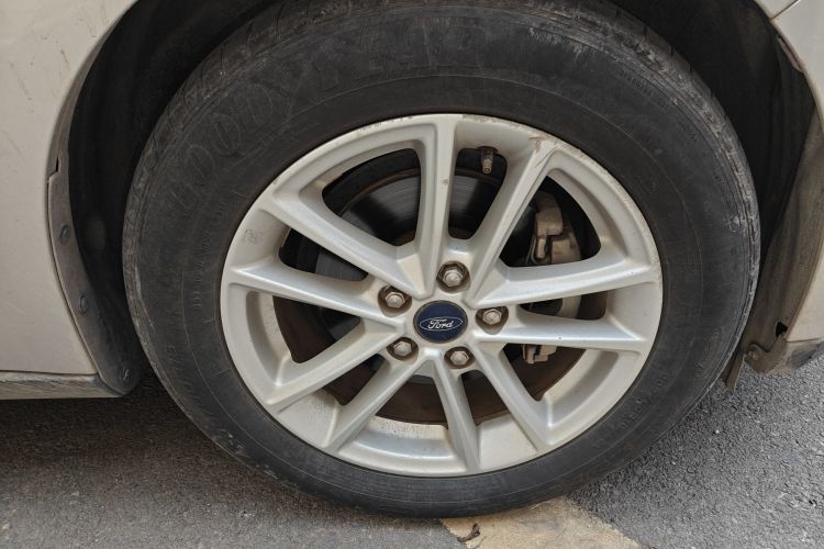 福特 福克斯 2015款 三厢 1.6L 自动风尚型车身外观6007