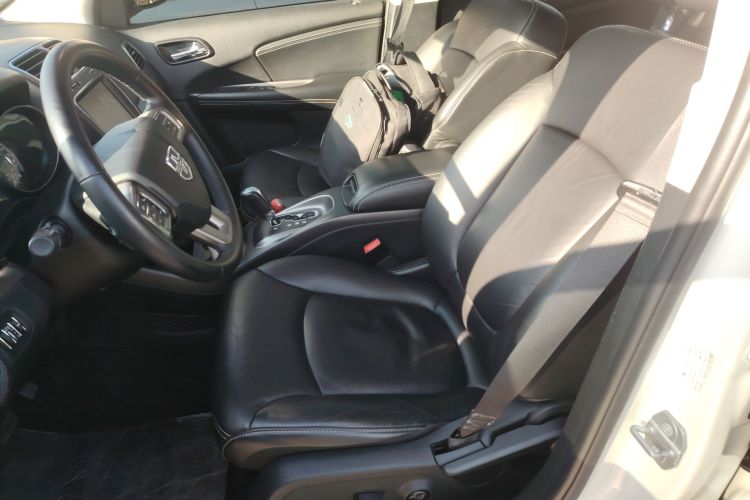 道奇 酷威 2016款 2.4L 两驱旅行版中控内饰19