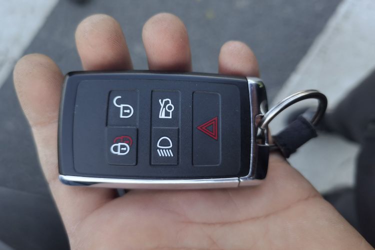 捷豹XFL 2022款 XFL 2.0T P250 两驱尊享豪华版中控内饰7001