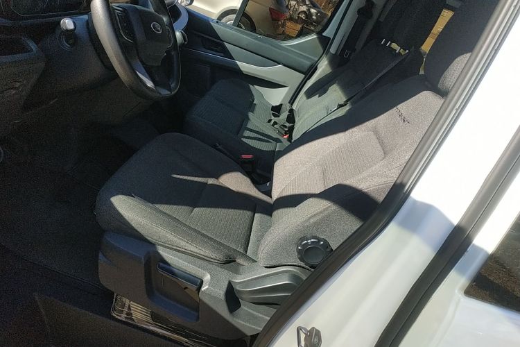 福特 全顺 2023款 2.0T汽油手动多功能商用车短轴低顶5/6座中控内饰19