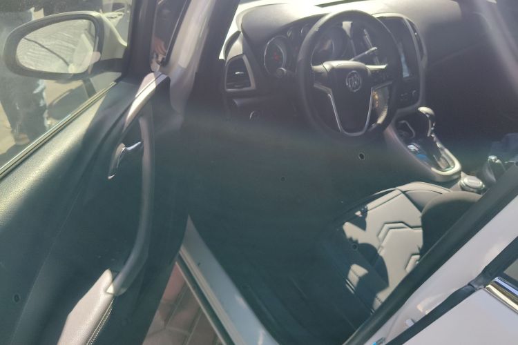 别克 英朗 2014款 XT 1.6L 自动时尚版中控内饰20