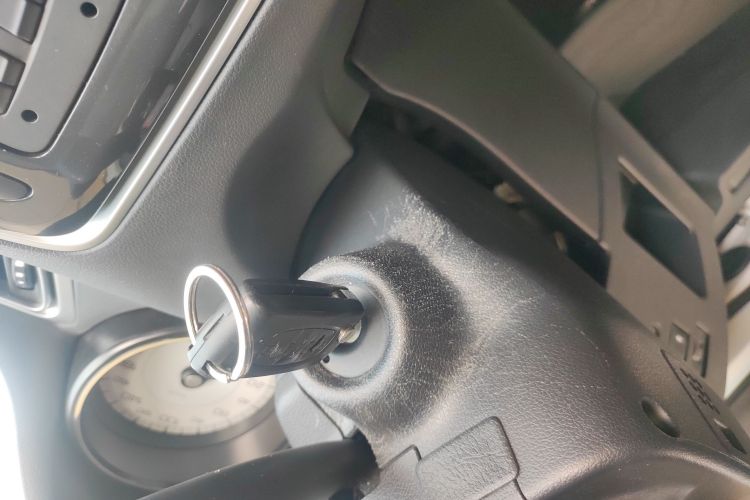 标致308 2014款 乐享版 经典 1.6L 自动风尚型中控内饰11