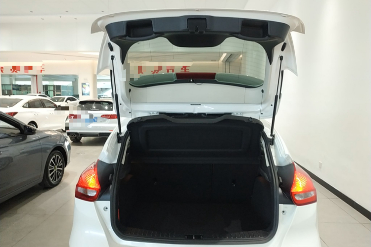 福特 福克斯 2015款 两厢 1.6L 自动风尚型中控内饰23