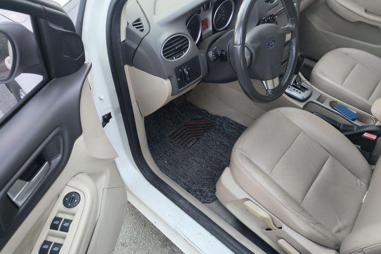 福特 福克斯 2013款 三厢经典 1.8L 自动时尚型中控内饰20