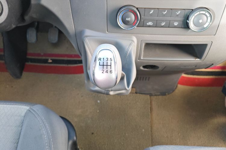 江汽集团 星锐 2022款 2.0T节油王PLUS快运版短轴6-7座HFC4DB3-2E4中控内饰18