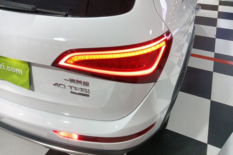 奥迪Q5 2018款 典藏版 40 TFSI 技术型车身外观9