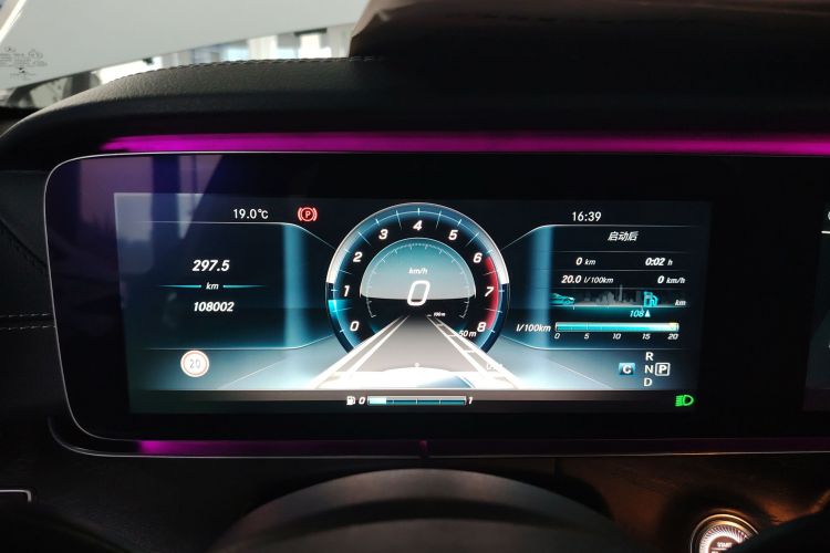 奔驰E级 2016款 E 300 L 运动豪华型中控内饰14