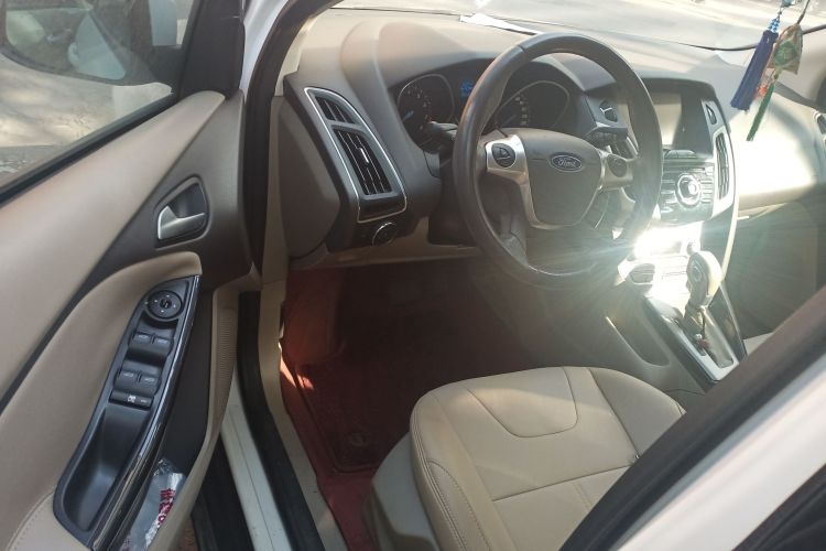 福特 福克斯 2012款 三厢 1.6L 自动风尚型中控内饰20