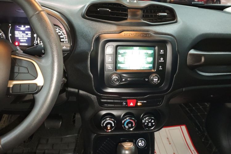 Jeep 自由侠 2017款 180T 自动高能版中控内饰16