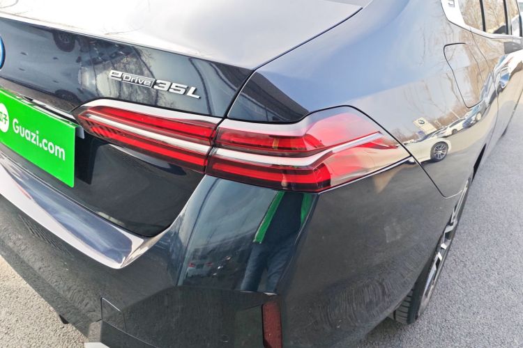 宝马i5 2024款 eDrive 35L M运动套装车身外观9