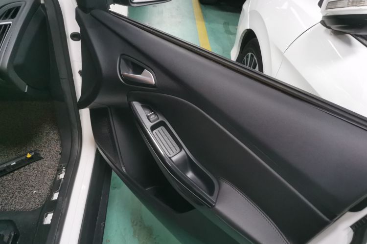 福特 福克斯 2015款 三厢 EcoBoost 125 自动超能风尚型中控内饰7005