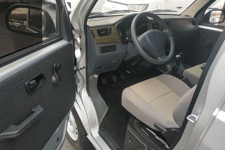 金杯 小海狮X30 2023款 1.5L 超享型客车5/6/7座无空调版SWC15M中控内饰20