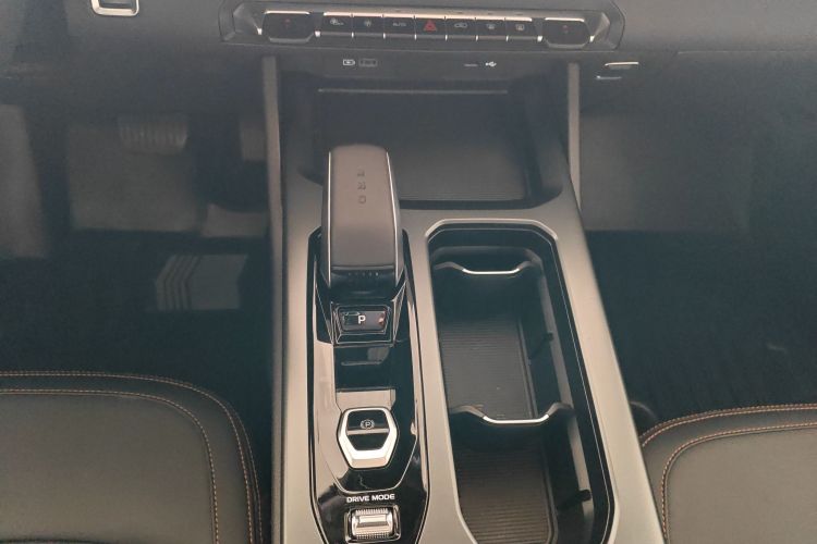 吉利汽车 豪越L 2024款 2.0T DCT尊贵型中控内饰18