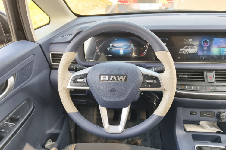 BAW北汽制造 锐胜王牌M7 2025款 2.0L 手动长轴舒适型 6/7座中控内饰13