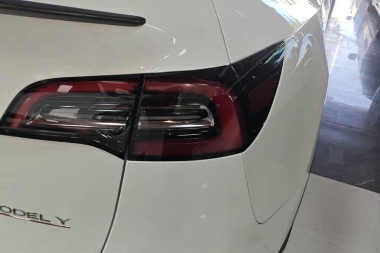 特斯拉 Model Y 2022款 Performance高性能全轮驱动版车身外观9