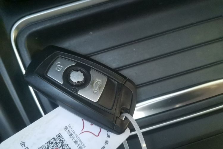 宝马3系 2015款 320i 时尚型中控内饰11