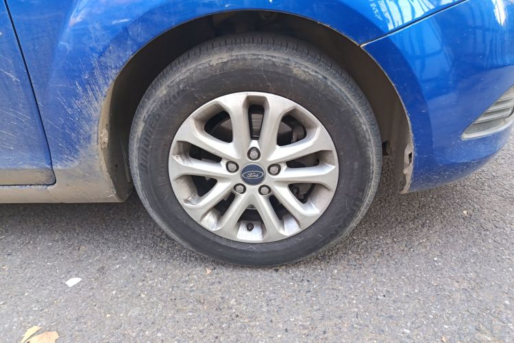 福特 福克斯 2013款 两厢经典 1.8L 手动基本型车身外观10