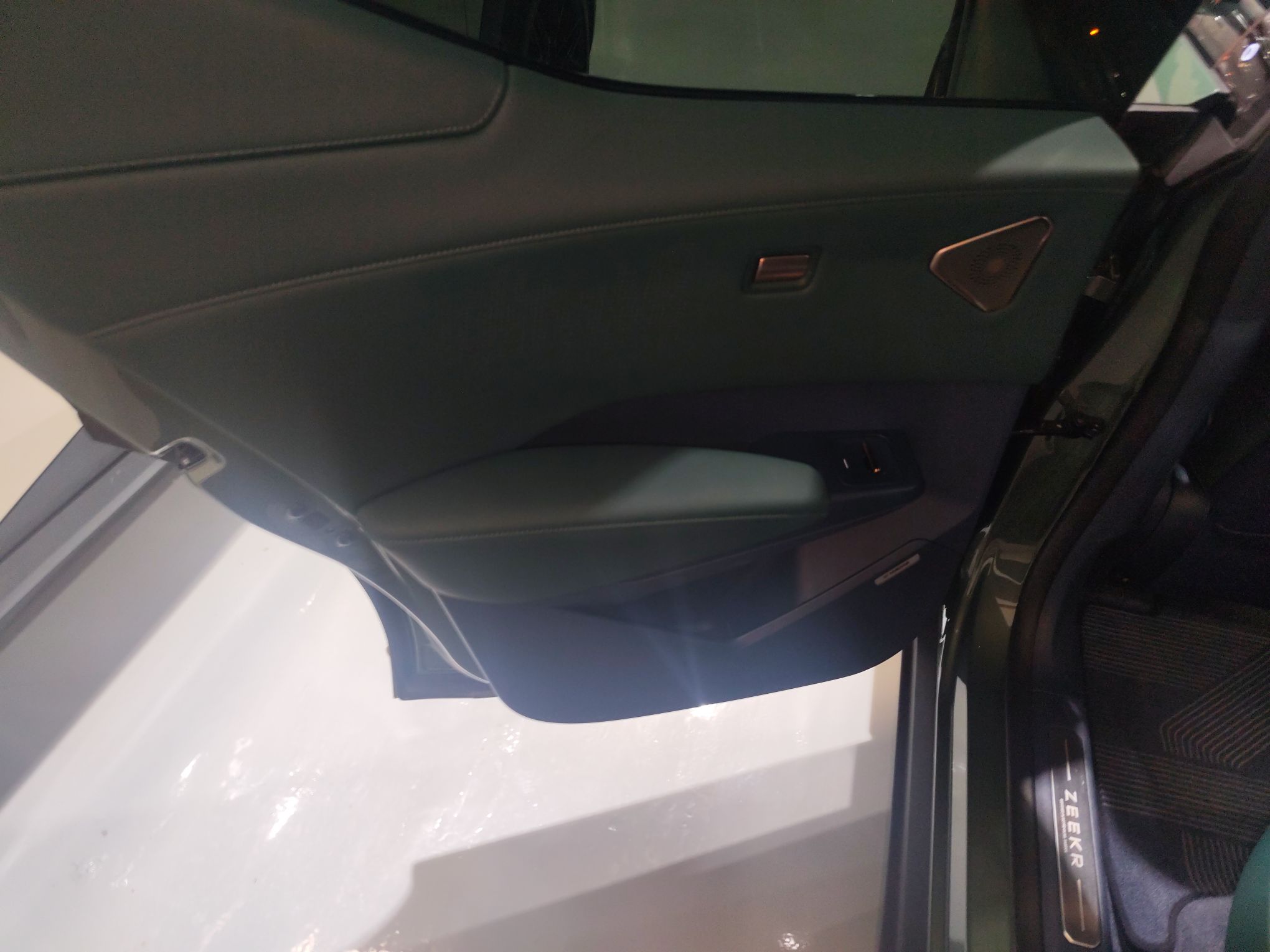 极氪X 2023款 后驱ME版 5座