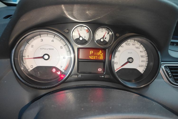 标致308 2014款 乐享版 经典 1.6L 自动风尚型中控内饰15