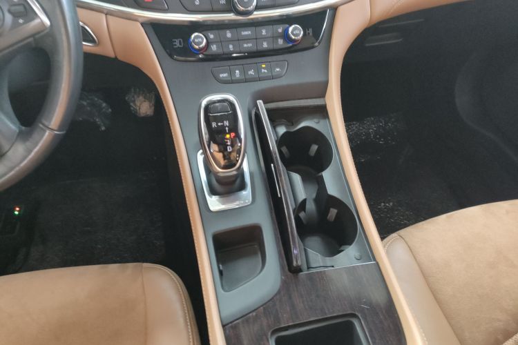 别克 君越 2018款 20T 豪华型中控内饰18