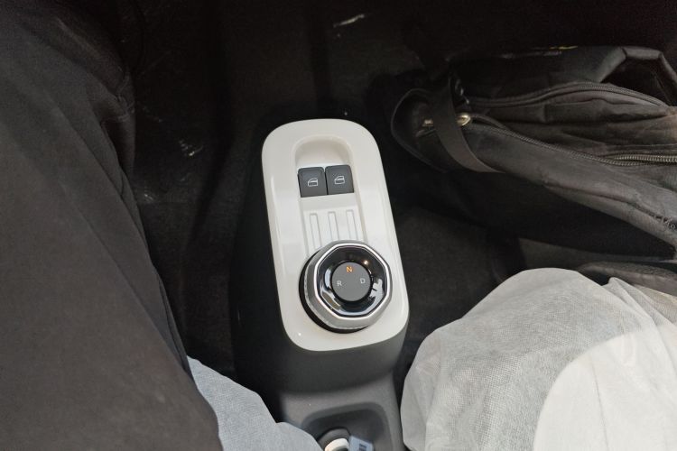 吉利银河 2025款 210km 熊猫卡丁中控内饰18