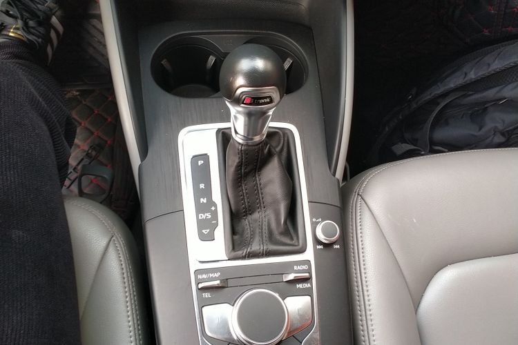 奥迪A3 2018款 30周年年型 Limousine 35 TFSI 进取型中控内饰18