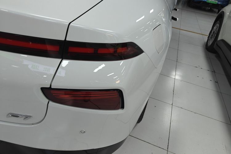 小鹏P7 2021款 480E车身外观9