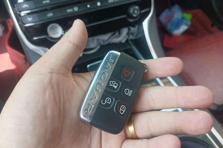 捷豹XE 2017款 2.0T 200PS R-Sport中控内饰7001