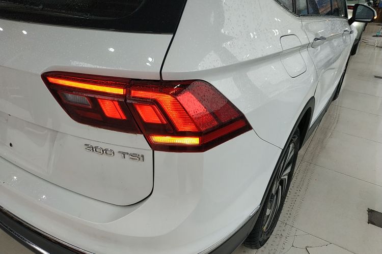 大众 途观L 2024款 300TSI 自动两驱智享版车身外观9