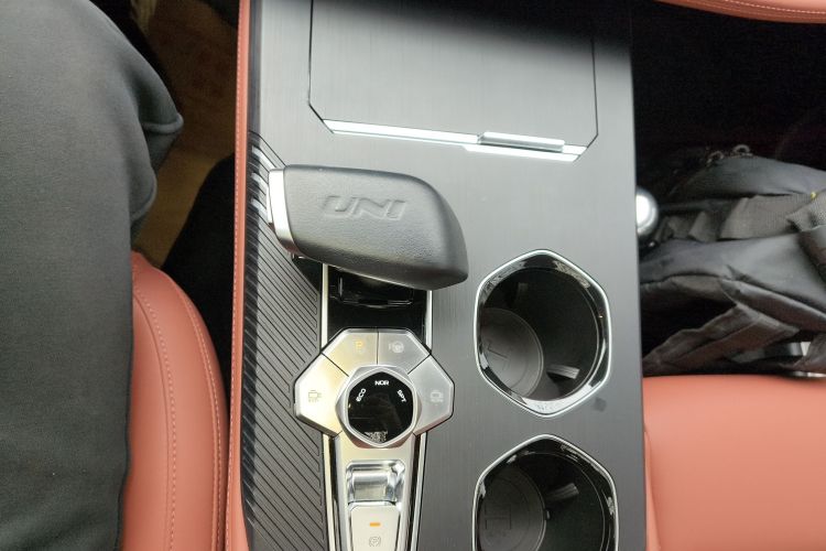长安UNI-K 2023款 2.0T 两驱悦领型中控内饰18