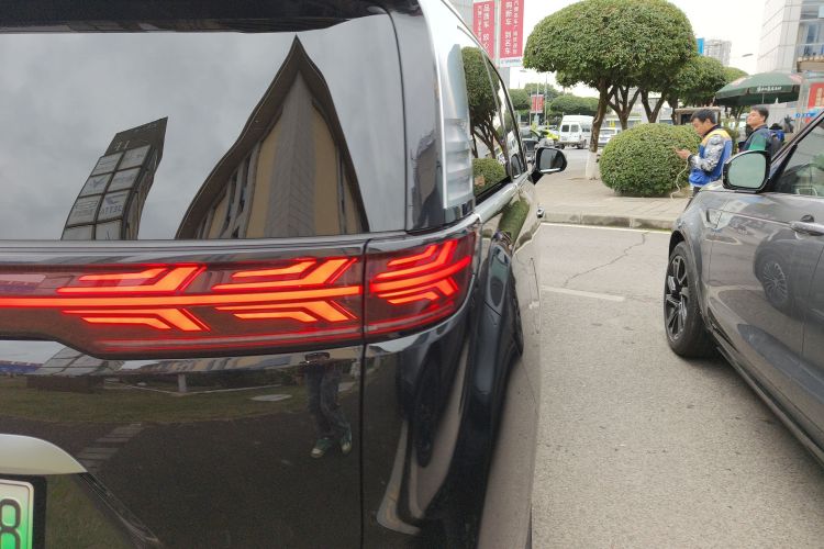 腾势D9 2022款 DM-i 1040 尊贵型车身外观9