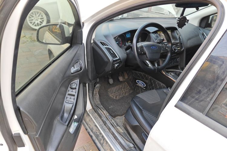 福特 福克斯 2015款 三厢 EcoBoost 125 手动超能风尚型中控内饰7003