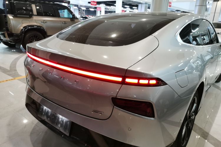 小鹏P7 2022款 480E车身外观6