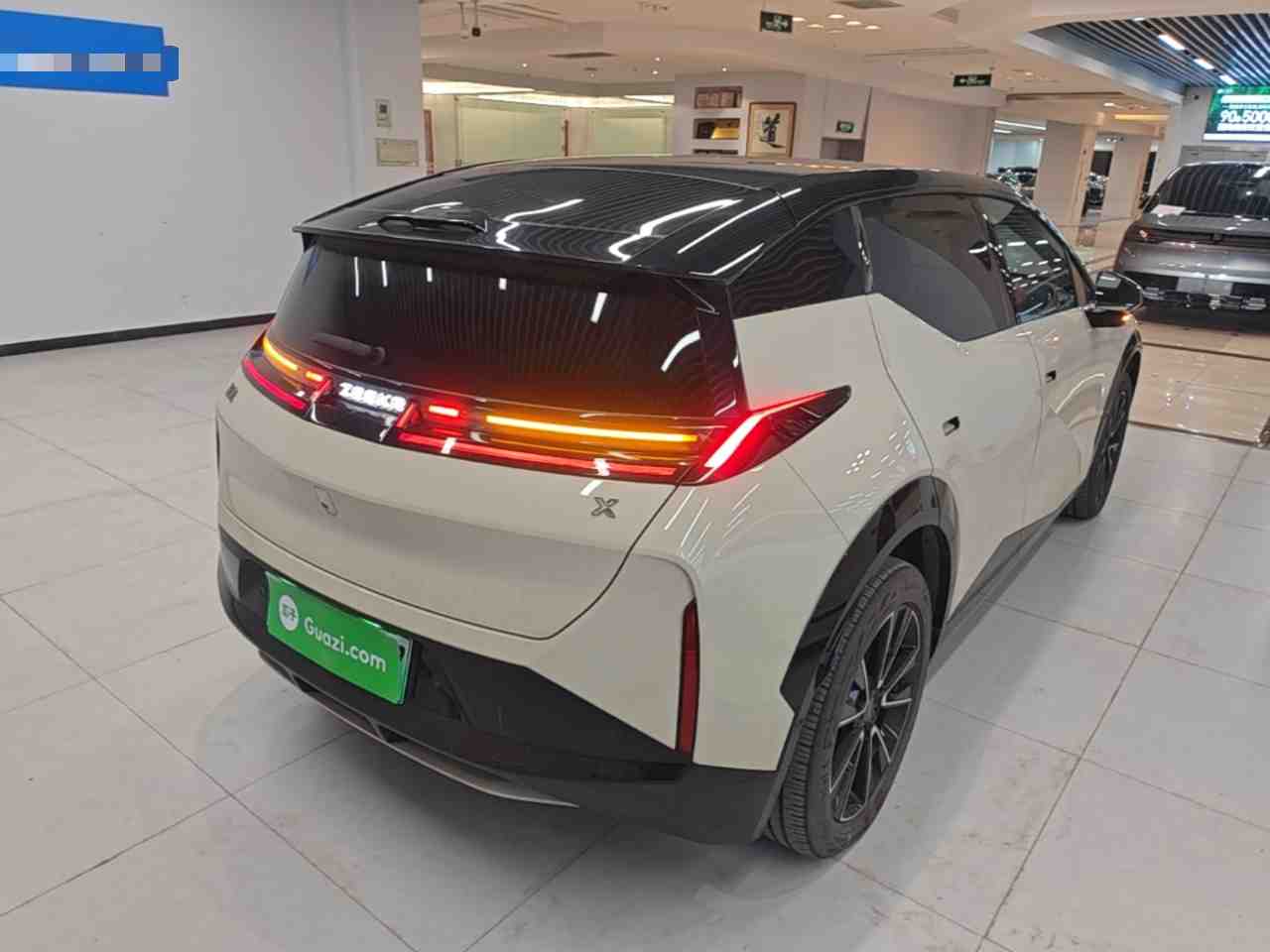 车辆右后45度外观展示