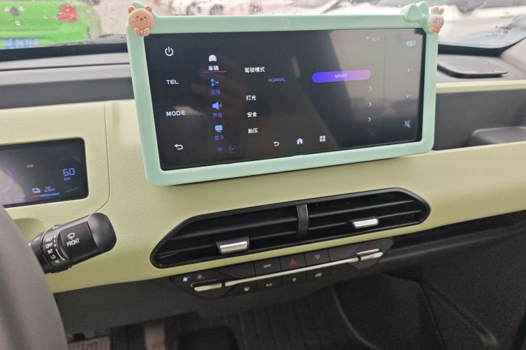 吉利银河 2024款 熊猫mini 200km 耐力熊中控内饰16