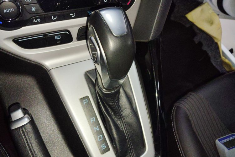 福特 福克斯 2012款 两厢 2.0L 自动豪华运动型局部细节18