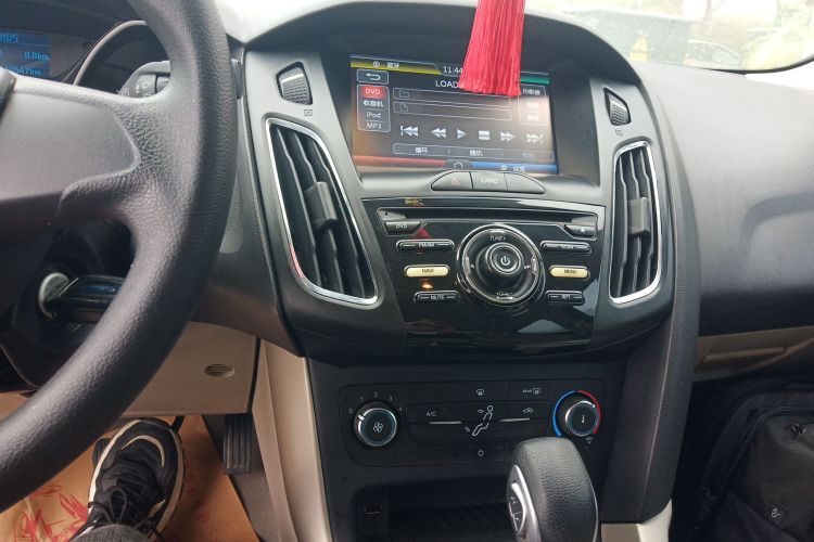 福特 福克斯 2015款 三厢 1.6L 自动舒适型中控内饰16