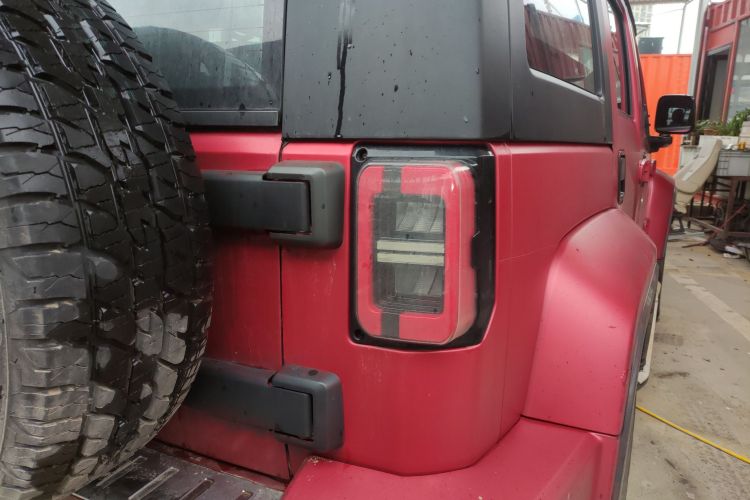 北京BJ40 2021款 2.3T 自动四驱刀锋英雄版至尊型车身外观9