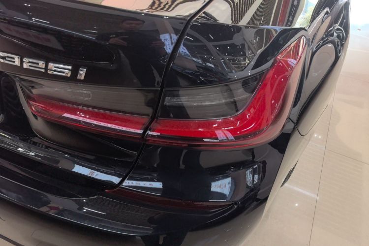 宝马3系 2022款 改款 325i M运动套装车身外观9