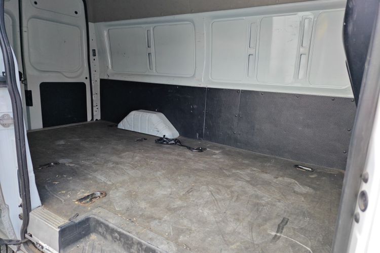 江铃福顺 2022款 2.0T 手动厢式运输车中轴中高顶3座中控内饰21