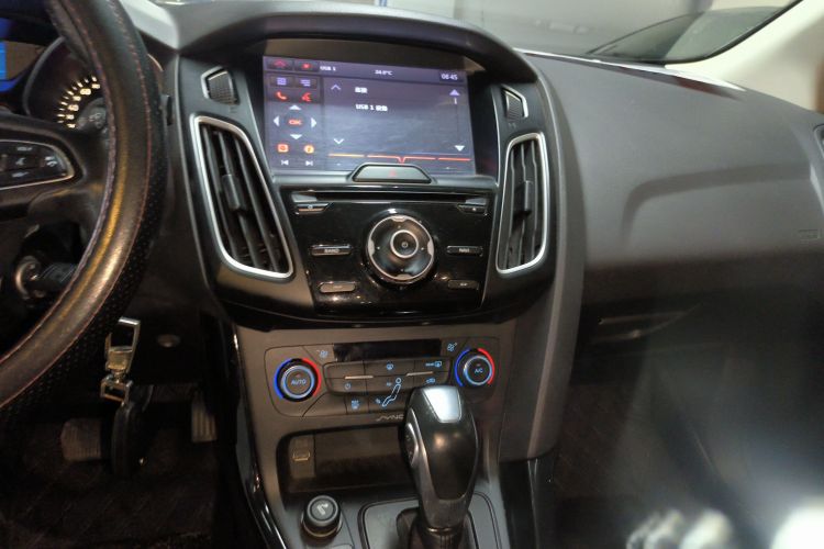 福特 福克斯 2015款 三厢 1.6L 自动风尚型中控内饰16