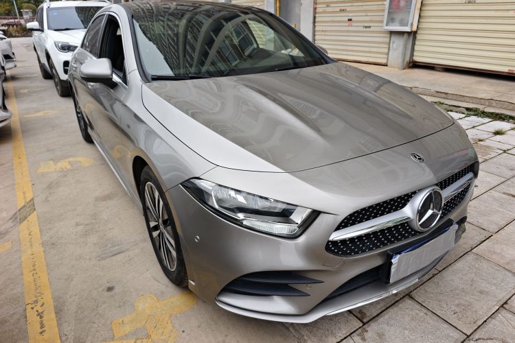 奔驰A级 2019款 A 180 L 运动轿车车身外观3