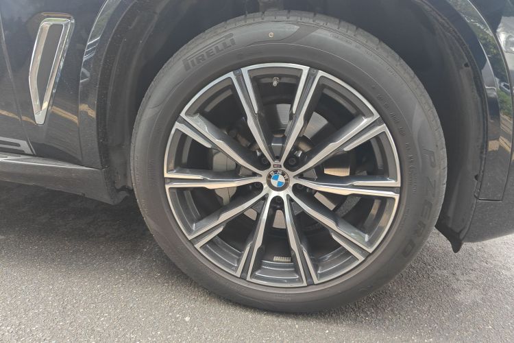 宝马X5 2022款 改款 xDrive 30Li 尊享型M运动套装车身外观10