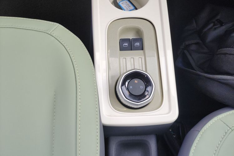 吉利银河 2024款 200km 熊猫骑士中控内饰18