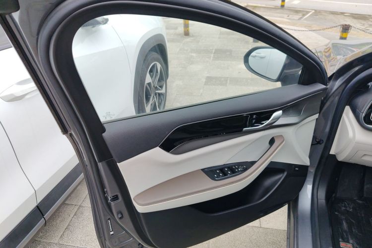 比亚迪 秦PLUS 2023款 冠军版 DM-i 120KM卓越型中控内饰7007