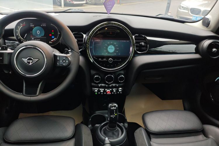 MINI 2023款 2.0T COOPER S 艺术家 五门版中控内饰16