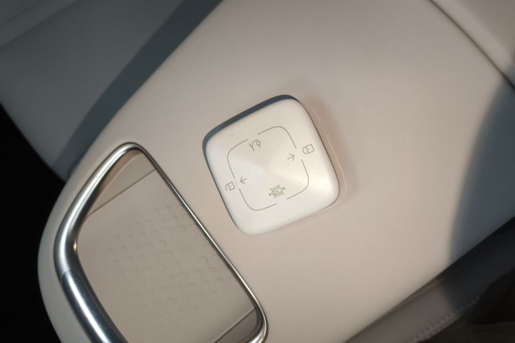 极氪X 2025款 五座后驱版中控内饰7001