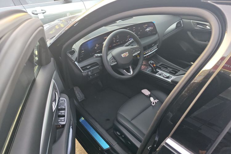 凯迪拉克CT5 2025款 28T 城市运动版中控内饰20