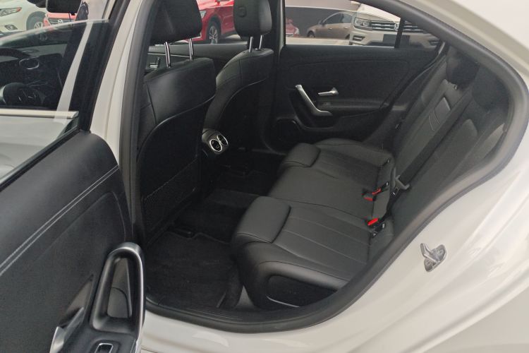 奔驰A级 2023款 A 180 L中控内饰21