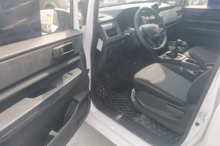 五菱汽车 五菱宏光PLUS 2020款 1.5L 手动标准型 5座中控内饰7003